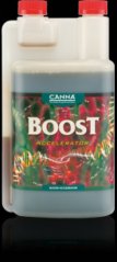 CannaBoost Accelerator 1l Plastikflasche mit rotem Verschluss, transparente weiße Verpackung mit farbigem Etikett, das rote Blumen und grüne Blätter zeigt