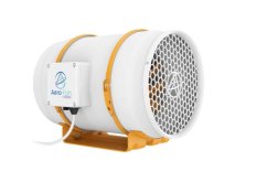 Ventilatore Trolmaster Aero-fan Inline 200 mm con corpo metallico cilindrico bianco, strisce arancioni e griglia forata sull'uscita dell'aria Ventilatore Trolmaster Aero-fan Inline 200 mm con corpo metallico cilindrico bianco, strisce arancioni e griglia forata sull'uscita dell'aria