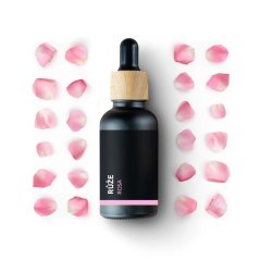 Zwarte glazen flesje met houten pipet omringd door roze bloemblaadjes op witte achtergrond - BIO Roos essentiële olie 10ml