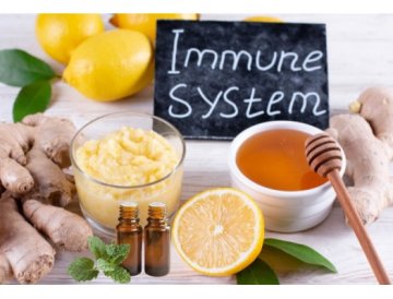 Esenciálne oleje a imunitný systém: Prekvapujúce objavy z najnovších štúdií 2025! V posledných rokoch zaznamenáva vedecká komunita rastúci záujem o prirodzené spôsoby podpory imunitného systému. Esenciálne oleje, ktoré sa už stáročia používajú v tradičnej medicíne, sa dostávajú do centra pozornosti moderného výskumu. Najnovšie štúdie z roku 2025 prinášajú prekvapujúce zistenia o tom, ako tieto koncentrované rastlinné výťažky môžu podporiť našu imunitu. Čo sú esenciálne oleje a ako fungujú? Esenciálne oleje jsou vysoko koncentrované látky získavané z rôznych častí rastlín – kvetov, listov, kôry, koreňov či plodov. Obsahujú stovky bioaktívnych zlúčenín, ktoré môžu pozitívne ovplyvniť naše zdravie. Pri správnom používaní môžu tieto prírodné substance podporiť prirodzené obranné mechanizmy tela. Najnovšie vedecké zistenia o esenciálnych olejoch a imunite Výskumy z posledných mesiacov odhalili niekoľko fascinujúcich mechanizmov, ktorými esenciálne oleje interagujú s naším imunitným systémom: Antimikrobiálne vlastnosti – Oleje ako tea tree, eukalyptus či oregano vykazujú silné antibakteriálne a antivírusové účinky Protizápalové pôsobenie – Mnohé esenciálne oleje dokážu zmierniť chronický zápal, ktorý oslabuje imunitu Stimulácia imunitných buniek – Niektoré oleje priamo podporujú aktivitu bielych krviniek Stresová redukcia – Chronický stres potláča imunitu, aromaterapia dokáže znižovať hladiny kortizolu TOP esenciálne oleje pre podporu imunity Tea tree olej (Melaleuca alternifolia) – Štúdie potvrdili jeho výnimočné antimikrobiálne vlastnosti. Účinne bojuje proti baktériám, vírusom aj plesňam. Ideálny na difúziu počas chrípkovej sezóny. Eukalyptový olej – Obsahuje cineol, zlúčeninu s preukázateľnými imunomodulačnými účinkami. Podporuje zdravie dýchacích ciest a uľahčuje dýchanie. Levandulový olej – Okrem upokojujúcich účinkov znižuje stres a podporuje kvalitný spánok, čo je kľúčové pre správnu funkciu imunitného systému. Oreganový olej – Obsahuje karvakrol a tymol, silné antioxidanty s antimikrobiálnymi vlastnosťami. Pomáha telu brániť sa proti patogénom. Citrónový olej – Bohatý na limonén, podporuje detoxikáciu a má osviežujúce vlastnosti. Stimuluje produkciu bielych krviniek. Ako správne používať esenciálne oleje pre podporu imunity Difúzia – Najjednoduchší a najbezpečnejší sposôb. Do difuzéru pridajte 5-8 kvapiek vybraného oleja. Ideálne na prečistenie vzduchu v miestnosti. Inhalácia – Pridajte pár kvapiek do horúcej vody a vdychujte pary. Výborné pri problémoch s dýchacími cestami. Topická aplikácia – Vždy rieďte s nosným olejom (kokosový, jojobový, mandlový). Štandardné riediace pomer je 2-3% (2-3 kvapky esenciálneho oleja na 5 ml nosného oleja). Kúpeľ – 5-10 kvapiek zmiešaných s olejom alebo mliekom pridajte do teplej kúpeľa pre relaxáciu a podporu imunity. Bezpečnostné opatrenia a upozornenia Hoci sú esenciálne oleje prirodzené, je dôležité používať ich zodpovedne: Nikdy neaplikujte nerozriedené oleje priamo na pokožku (s výnimkou lavendule a tea tree v malých množstvách) Tehotné a dojčiace ženy by mali konzultovať používanie s lekárom Niektoré oleje nie sú vhodné pre deti Vždy kupujte kvalitné, čisté esenciálne oleje od overených výrobcov Pri alergiách alebo citlivej pokožke vykonajte test na malej ploche Esenciálne oleje nie sú náhradou lekárskej starostlivosti Synergické zmesi pre maximálnu účinnosť Kombinácia viacerých esenciálnych olejov môže priniesť lepšie výsledky než použitie jedného oleja: Imunitná bomba – 3 kvapky eukalyptu, 2 kvapky tea tree, 2 kvapky citrónu, 1 kvapka oregana Ochrana dýchacích ciest – 4 kvapky eukalyptu, 3 kvapky mäty piepornej, 2 kvapky rozmarínu Antistresová zmes – 4 kvapky lavendule, 3 kvapky bergamotu, 2 kvapky kadidla Doplnkové opatrenia pre silnú imunitu Esenciálne oleje sú účinným nástrojom, no fungujú najlepšie v kombinácii so zdravým životným štýlom: Kvalitný spánok (7-9 hodín denne) Vyvážená strava bohatá na ovocie a zeleninu Pravidelný pohyb Dostatočný príjem tekutín Stresový manažment Vyhýbanie sa nadmernej konzumácii alkoholu a cukru Vedecký pohľad: Čo hovoria najnovšie štúdie? Výskumy z roku 2025 preukázali, že pravidelné používanie vybraných esenciálnych olejov môže: Znížiť frekvenciu bežných respiračných infekcií Skrátiť trvanie príznakov prechladnutia Zlepšiť kvalitu spánku, čo podporuje regeneráciu imunitného systému Znížiť hladiny zápalových markerov v organizme Podporiť diverzitu mikrobiómu, ktorý je kľúčový pre zdravú imunitu Kde nakupovať kvalitné esenciálne oleje? Kvalita esenciálnych olejov je rozhodujúca pre ich účinnosť a bezpečnosť. Pri výbere dbajte na: 100% čistotu bez syntetických prímesí Botanický názov rastliny na etikete Informácie o krajine pôvodu a metóde získavania Tmavé sklenené fľaše (ochrana pred svetlom) Certifikáty kvality a testovanie Záver: Príroda ako spojenec vašej imunity Esenciálne oleje predstavujú fascinujúcu možnosť, ako prirodzenou cestou podporiť náš imunitný systém. Najnovšie vedecké poznatky potvrdzujú to, čo tradičná medicína pozná už stáročia – rastlinné oleje majú skutočnú moc ovplyvniť naše zdravie. Pamätajte však, že esenciálne oleje sú súčasťou holistického prístupu k zdraviu, nie zázračným riešením. Kombinujte ich používanie so zdravým životným štýlom, kvalitným spánkom a vyváženou stravou. Pri akýchkoľvek zdravotných problémoch vždy konzultujte svojho lekára. Investícia do kvalitných esenciálnych olejov a ich správne používanie môže byť cenným doplnkom vašej cesty k silnejšej imunite a lepšiemu celkovému zdraviu. Príroda nám ponúka neuveriteľné dary – je na nás, aby sme ich múdro využili.