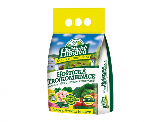 Hoštická trojkombinace 2,5kg - barevné papírové balení hnojiva se žlutým vrchem a motivem venkovského domu s loukami na modré obloze