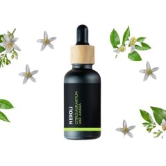 BIO Neroli essentiële olie in donkere glazen flesje met houten pipet, omringd door witte sinaasappelbloesems en groene bladeren op witte achtergrond