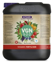 Černý plastový kanystr Atami VGN 5-2-2 organického tekutého hnojiva s barevným etiketem zobrazujícím čerstvé ovoce a zeleninu, objem 5 litrů