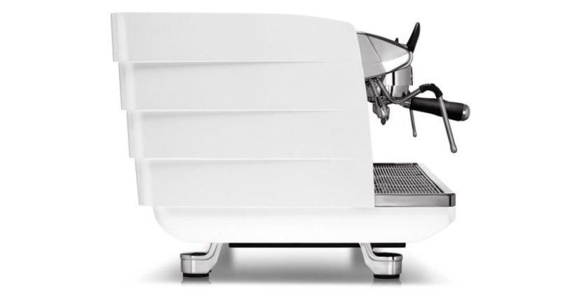 Levý boční profil kávovaru Victoria Arduino White Eagle s jednou pákou a ergonomickou rukojetí pro snadné ovládání při přípravě kávy