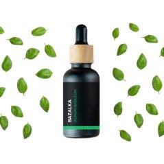 Bottiglia di vetro nero con pipetta in legno contenente olio essenziale biologico di basilico, circondato da foglie verdi su sfondo bianco Bottiglia di vetro nero con pipetta in legno contenente olio essenziale biologico di basilico, circondato da foglie verdi su sfondo bianco