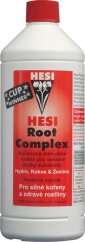 Bílá plastová láhev s červeným uzávěrem obsahující Hesi Root Complex kořenový stimulátor 1l s červeným etiketem a logem značky