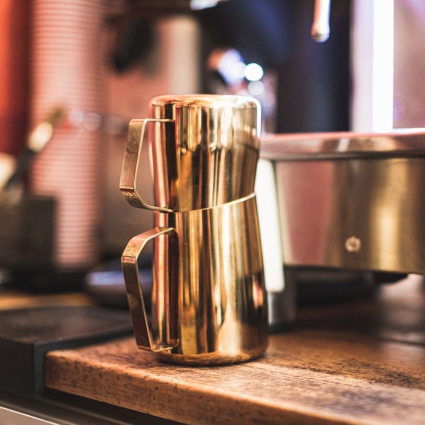 Barista & Co Dial In Milk Pitcher 600 ml růžová mosaz konvička na mléko