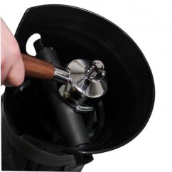 Rhinowares Thumpa Abklopfer in Schwarz mit Hand, die Holzgriff über dunkler Plastikschale hält Rhinowares Thumpa Abklopfer in Schwarz mit Hand, die Holzgriff über dunkler Plastikschale hält