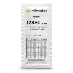 Bílý sáček kalibračního roztoku Milwaukee 12880 µS/cm EC o objemu 20ml s tabulkou teplotních korekcí a zeleným logem značky