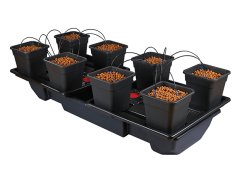 Sistema hidropónico Wilma XL Wide 8x18L con macetas negras llenas de bolitas marrones, riego por goteo automático y depósito negro