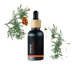 Piccola bottiglia di vetro nero con tappo in legno contenente olio essenziale BIO Afrikán, circondato da rametti verdi con fiori arancioni su sfondo bianco Piccola bottiglia di vetro nero con tappo in legno contenente olio essenziale BIO Afrikán, circondato da rametti verdi con fiori arancioni su sfondo bianco