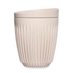 Beiger umweltfreundlicher Becher Huskee Natural 240ml mit Deckel, geripptes Design auf weißem Hintergrund für Kaffee und Tee