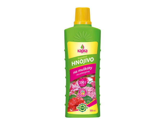 Zelená plastová lahev hnojiva Kapka na muškáty s žlutým uzávěrem, obsahuje 500ml tekutého hnojiva s růžovými květy pelargonií na obalu