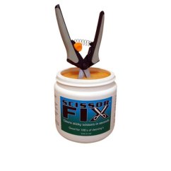 Recipiente abierto Scissor Fix con gel de limpieza naranja en el interior y tijeras negras sumergidas para demostrar su uso