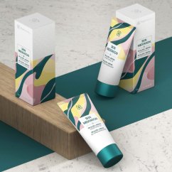 Tři tuby Harmony Skin Meditation CBD gelu s barevným obalem v růžovo-žluto-zelených tónech na dřevěném stole s mramorovým pozadím Tři tuby Harmony Skin Meditation CBD gelu s barevným obalem v růžovo-žluto-zelených tónech na dřevěném stole s mramorovým pozadím