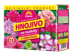Barevné balení hnojiva AG Biomin na muškáty s rohovinou v žluto-růžovém designu s obrázky kvetoucích muškátů, hmotnost 500 gramů