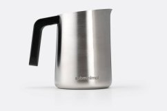 Stříbrná nerezová konvička na mléko Subminimal Flowtip 450ml s černou ergonomickou rukojetí a moderním minimalistickým designem na bílém pozadí