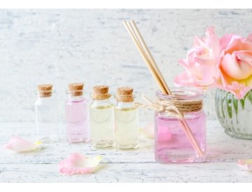 Prírodná cesta ku pokoju: 5 jednoduchých a účinných aromaterapeutických receptov V dnešnej rýchlej a hektické dobe je nájdenie chvíľky pokoja a relaxácie čoraz dôležitejšie pre naše fyzické i duševné zdravie. Aromaterapia využívajúca esenciálne oleje ponúka prírodný a účinný spôsob, ako dosiahnuť vnútorný pokoj a harmoniu. V tomto článku vám predstavíme päť overených receptov, ktoré vám pomôžu vytvoriť si vlastnú aromaterapeutickú oázu pokoja v pohodlí vašej domácnosti. Čo je aromaterapia a ako funguje? Aromaterapia je holistická liečebná metóda, ktorá využíva prírodné esenciálne oleje extrahované z rastlín na podporu telesného a duševného zdravia. Keď vdychujeme vône esenciálnych olejov, molekuly sa dostávajú do nosných dutín a stimulujú čuchové receptory. Tieto signály sa následne prenášajú do limbického systému v mozgu, ktorý ovplyvňuje emócie, náladu, pamäť a stres. Účinky aromaterapie sú podporené mnohými vedeckými štúdiami, ktoré preukazujú jej schopnosť: Znižovať úroveň stresových hormónov Zlepšovať kvalitu spánku Zmierňovať úzkosť a depresiou Podporovať celkovú relaxáciu a pohodu Zvyšovať mentálnu jasnosť a koncentráciu Základné vybavenie pre aromaterapiu doma Než sa pustíte do prípravy receptov, budete potrebovať niekoľko základných pomôcok: Aromatická lampa alebo elektrický difuzér na rozptýlenie vône v miestnosti Kvalitné esenciálne oleje – vždy vyberajte 100% čisté, terapeutické oleje Nosný olej (mandľový, jojobový alebo kokosový) na riedenie pred aplikáciou na pokožku Tmavé sklenené fľaštičky na uchovávanie zmesí Odmerka alebo kvapkadlo pre presné dávkovanie 5 overených aromaterapeutických receptov pre pokoj a relaxáciu 1. Relaxačná zmes "Večerný pokoj" Táto upokojujúca zmes je ideálna na večernú relaxáciu a prípravu na pokojný spánok. Ingrediencie: 4 kvapky esenciálneho oleja z levandule 3 kvapky esenciálneho oleja z rumančeka rímského 2 kvapky esenciálneho oleja z ylang-ylang 1 kvapka esenciálneho oleja z vetiveru Použitie: Pridajte zmes do difuzéra približne 30 minút pred spaním. Levandula má preukázané upokojujúce účinky, rumančok zmierňuje napätie, ylang-ylang znižuje tlak a vetiver podporuje hlboký spánok. 2. Masážny olej "Stres preč" Tento masážny olej kombinuje účinky aromaterapie s relaxačnými účinkami masáže pre maximálne uvoľnenie napätia. Ingrediencie: 30 ml mandľového oleja (nosný olej) 5 kvapiek esenciálneho oleja z levandule 3 kvapky esenciálneho oleja z bergamotu 3 kvapky esenciálneho oleja z kadidla 2 kvapky esenciálneho oleja z pačuli Použitie: Zmiešajte všetky ingrediencie v tmavej sklenenej fľaštičke. Použite na masáž šije, ramien a chodidiel. Bergamot pôsobí antidepresívne, kadidlo podporuje meditáciu a pačuli uzemnenie. 3. Kúpeľová soľ "Harmonická relaxácia" Aromatická kúpeľ je jedným z najlepších spôsobov, ako sa uvoľniť po náročnom dni. Ingrediencie: 200 g Epsom soli alebo morskej soli 6 kvapiek esenciálneho oleja z levandule 4 kvapky esenciálneho oleja z pelargónie 3 kvapky esenciálneho oleja z santalového dreva 1 polievková lyžica mandľového oleja Použitie: Zmiešajte soľ s esenciálnymi olejmi a mandľovým olejom. Pridajte do teplej kúpeľa a ponorte sa do nej na 15-20 minút. Pelargónia vyrovnáva emócie a santalové drevo prináša pocit pokoja. 4. Sprej na vankúš "Sladké sny" Tento sprej na vankúš vytvorí upokojujúcu atmosféru v spálni a podporí kvalitný spánok. Ingrediencie: 100 ml destilovanej vody 1 polievková lyžica vodky alebo alkoholu (ako emulgátor) 8 kvapiek esenciálneho oleja z levandule 5 kvapiek esenciálneho oleja z rumančeka 3 kvapky esenciálneho oleja z mandarínky Použitie: Zmiešajte všetky ingrediencie v spreji. Pred použitím pretrepte a postrekajte na vankúš a posteľnú bielizeň. Mandarínka má jemné upokojujúce účinky vhodné aj pre deti. 5. Meditačná zmes "Vnútorný pokoj" Táto zmes podporuje meditáciu, hĺbku sústredenosti a duchovnú pohodu. Ingrediencie: 3 kvapky esenciálneho oleja z kadidla 3 kvapky esenciálneho oleja z cédrového dreva 2 kvapky esenciálneho oleja z myrhy 2 kvapky esenciálneho oleja z palisandrového dreva Použitie: Použite v difuzéri počas meditácie alebo jogy. Tieto drevnaté a živicové vône majú dlhú históriu využívania pri duchovných praktikách a podporujú hlboké vdychovanie a vnútorné uzemnenie. Bezpečnostné odporúčania pri používaní esenciálnych olejov Hoci sú esenciálne oleje prírodné, je dôležité používať ich zodpovedne: Vždy rieďte esenciálne oleje pred aplikáciou na pokožku nosným olejom (odporúčané riedenie je 2-3%) Testujte citlivosť – pred prvým použitím vyskúšajte riedenú zmes na malom mieste pokožky Vyhýbajte sa očiam a slizniciami Tehotné ženy a deti by mali konzultovať použitie s odborníkom Uchovávajte esenciálne oleje v tmavých fľaštičkách mimo dosahu slnečného svetla Kvalita je kľúčová – investujte do čistých, organických esenciálnych olejov od overených výrobcov Niektoré esenciálne oleje môžu interagovať s liekmi – v prípade pochybností sa poraďte s lekárom Tipsy na maximalizáciu účinkov aromaterapie Pre dosiahnutie najlepších výsledkov pri aromaterapii pre pokoj odporúčame: Vytvorte rituál – pravidelné používanie aromaterapie v rovnakom čase pomáha telu vytvoriť podmienený reflex relaxácie Kombinujte s hlbokým dýchaním – vedomé, pomalé vdychovanie vôní zesiluje ich účinky Minimalizujte rušivé elementy – vypnite elektroniku, stlmte svetlá a vytvorte pokojné prostredie Experimentujte – každý človek reaguje na vône individuálne, preto si nájdite svoje obľúbené zmesi Zaznamenávajte si účinky jednotlivých olejov a zmesí do denníka Striedajte zmesi – telo si môže na vône zvyknúť, preto je dobré pravidelne meniť Záver: Začnite svoju aromaterapeutickú cestu ešte dnes Aromaterapia ponúka prístupný a prírodný spôsob, ako do svojho života priniesť viac pokoja, relaxácie a rovnováhy. Týchto päť receptov predstavuje skvelý začiatok pre každého, kto sa chce vydať na túto vonnavú cestu k pohode. Nezabudnite, že aromaterapia je súčasťou celkového prístupu k zdravému životnému štýlu. Kombinujte ju s dostatočným spánkom, zdravou výživou, pravidelným pohybom a zvládaním stresu pre optimálne výsledky. Začnite pomaly, experimentujte s rôznymi olejmi a zmesami a nájdite to, co najlepšie funguje pre vás. Vaša cesta ku kľudu a vnútornému pokoju môže začať už dnes – stačí jeden vdych príjemnej, upokojujúcej vône. Objavte silu prírody a doprajte si každý deň chvíľku aromaterapeutickej relaxácie. Vaše telo i myseľ vám za to poďakujú.