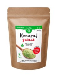 Brązowe opakowanie papierowe Zelená Země Konopný gainer 1000g z biało-zieloną etykietą, przedstawiające zieloną mieszankę proteinową na drewnianej łyżce