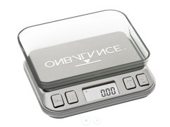 Digitální váha On Balance Truweigh Miniscale v stříbrné barvě s nerezovou platformou, LCD displejem zobrazujícím 0.00 a čtyřmi funkčními tlačítky