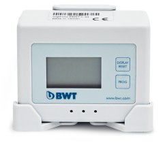 BWT AQA-monitori LCD-näytöllä takaa - valkoinen muovikotelo viivakoodilla, CE-merkillä ja Made in Taiwan -merkinnällä