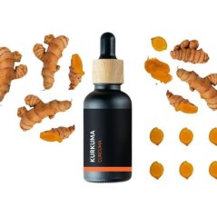 Zwarte glazen fles met houten dop met BIO kurkuma essentiële olie, omringd door verse kurkuma wortels en oranje plakjes