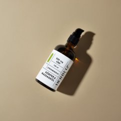 Masážní olej Herbliz s CBD a citronovou trávou v hnědé skleněné lahvičce s černou pumpičkou ležící na béžovém povrchu se stínem Masážní olej Herbliz s CBD a citronovou trávou v hnědé skleněné lahvičce s černou pumpičkou ležící na béžovém povrchu se stínem