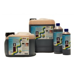 Collectie AH Dutch Formula Micro meststof in verschillende maten - twee grote zwarte jerrycans en twee kleinere bruine flessen met blauwe labels