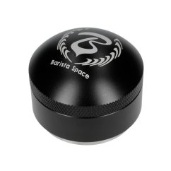 Czarny metalowy ubijak Barista Space z logo marki i okrągłym designem z żłobkowanymi bokami dla lepszego chwytu podczas ubijania kawy Czarny metalowy ubijak Barista Space z logo marki i okrągłym designem z żłobkowanymi bokami dla lepszego chwytu podczas ubijania kawy