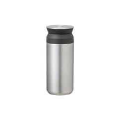 Kinto Travel Tumbler stalowy termiczny kubek 350 ml z szarą pokrywką na białym tle, elegancki srebrny design z matowym wykończeniem Kinto Travel Tumbler stalowy termiczny kubek 350 ml z szarą pokrywką na białym tle, elegancki srebrny design z matowym wykończeniem