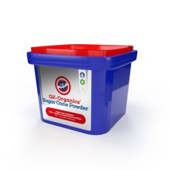 Modrý plastový kbelík s červeným víkem obsahující GK-Organics Sugar Cane Powder - organické hnojivo z cukrové třtiny v prášku pro kvetoucí rostliny