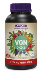 Černá plastová lahev s fialovým uzávěrem obsahující Atami VGN 5-2-2 veganské tekuté hnojivo, objem 1 litr, s barevným etiketem zobrazujícím ovoce a zeleninu