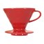 Červený keramický dripper Hario V60-02 se spirálovými žebry a ergonomickou rukojetí na kulatém podstavci, lesklý povrch odráží světlo
