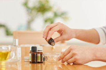 Migräne und Kopfschmerzen auf natürliche Weise loswerden: Wirksame aromatherapeutische Mischungen