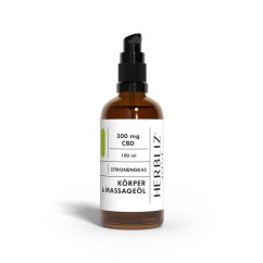 Hnědá skleněná láhev s černým pumpičkovým uzávěrem obsahující masážní olej Herbliz s citronovou trávou a 300 mg CBD v objemu 100 ml na bílém pozadí Hnědá skleněná láhev s černým pumpičkovým uzávěrem obsahující masážní olej Herbliz s citronovou trávou a 300 mg CBD v objemu 100 ml na bílém pozadí