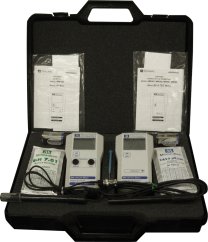 Monitor Milwaukee MW100+MW302 pH+EC in custodia di plastica nera con insert in schiuma contenente due misuratori digitali bianchi, soluzioni di calibrazione e manuali