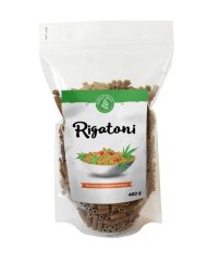 Opakowanie makaronu konopnego rigatoni Zelená Země 400g w przezroczystej torebce z zielonym logo, brązowe rurki makaronu z mąką konopną