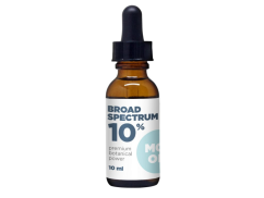Hnědá skleněná lahvička s pipetou Fair CBD olej 10% broad spectrum o objemu 10ml s bílým štítkem na bílém pozadí pro wellness