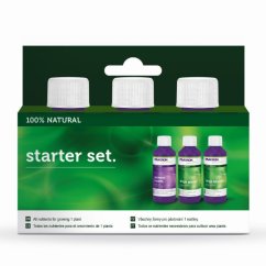 Plagron Starter set 100% Natural v zeleném obalu se třemi malými bílými lahvičkami s fialovými a zelenými etiketami pro pěstování rostlin