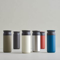 Kinto Travel Tumbler Kollektion in verschiedenen Farben - schwarz, grau, creme, weiß, rot und blau auf neutralem Hintergrund