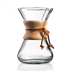 Chemex Classic skleněný kávovar pro 6 šálků s dřevěným límcem a koženým řemínkem, elegantní hodinkovitý tvar na bílém pozadí