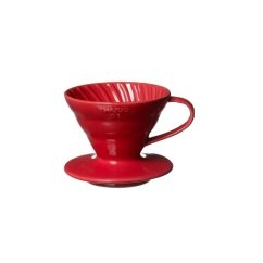 Punainen keraaminen Hario V60-02 -suodatin kartionmuotoisella spiraalirakenteella, näkyvä Hario 01 -teksti sivussa ergonomisella kahvalla