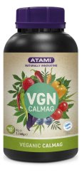 Atami VGN CalMag 1L - černá plastová láhev s fialovým víčkem, béžovým štítkem s barevnými plody a zelenými listy, vegánské hnojivo pro rostliny