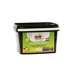 Černý plastový kontejner s bílým víkem obsahující Biotabs Silicium Flash 1250g, organické hnojivo NPK 4-3-3 se zeleným štítkem a certifikačními značkami