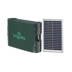 Nawadnianie solarne Irrigatia SOL-C60 z ciemnozielonym plastikowym pudełkiem i czarnym panelem słonecznym z metalową ramą do automatycznego nawadniania Nawadnianie solarne Irrigatia SOL-C60 z ciemnozielonym plastikowym pudełkiem i czarnym panelem słonecznym z metalową ramą do automatycznego nawadniania