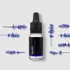 BIO Salie essentiële olie 10ml in zwart flesje met pipet, omringd door paarse lavendelbloemen op witte achtergrond - natuurlijke aromatherapie