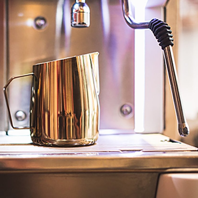 Barista & Co Dial In Milk Pitcher 600 ml růžová mosaz konvička na mléko
