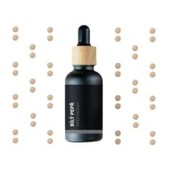 Bottiglia di vetro nero con contagocce in legno contenente olio essenziale di pepe bianco BIO, circondato da motivo di puntini beige su sfondo bianco Bottiglia di vetro nero con contagocce in legno contenente olio essenziale di pepe bianco BIO, circondato da motivo di puntini beige su sfondo bianco
