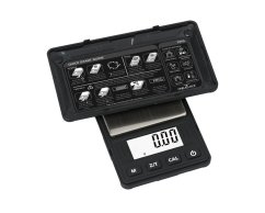 Černá digitální váha Riot Miniscale s kapacitou 100g a přesností 0,01g, skládací design s LCD displejem zobrazujícím 0.00g a ovládacími tlačítky