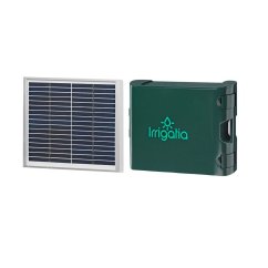 Sistem de irigare solară Irrigatia SOL-C120 cu panou solar albastru în ramă argintie și unitate de control verde închis cu logo-ul mărcii